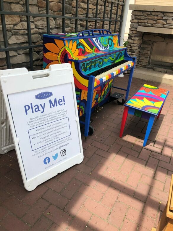 a play me signnext to a painted piano