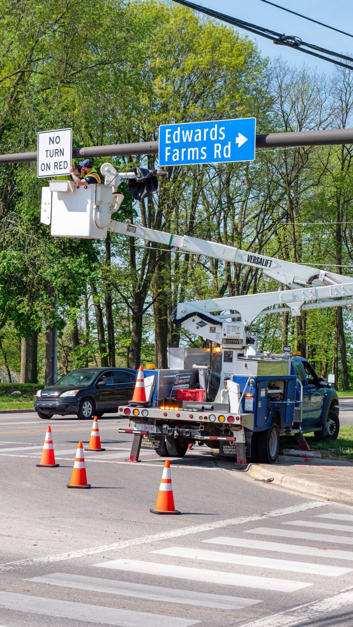 Crews work to install new No Turn on Red signs in the City of Hilliard. 
